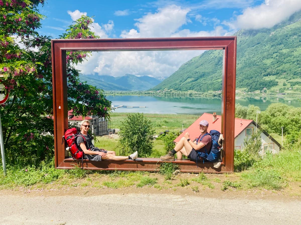 Robin und seine Partnerin an einem Bergsee
