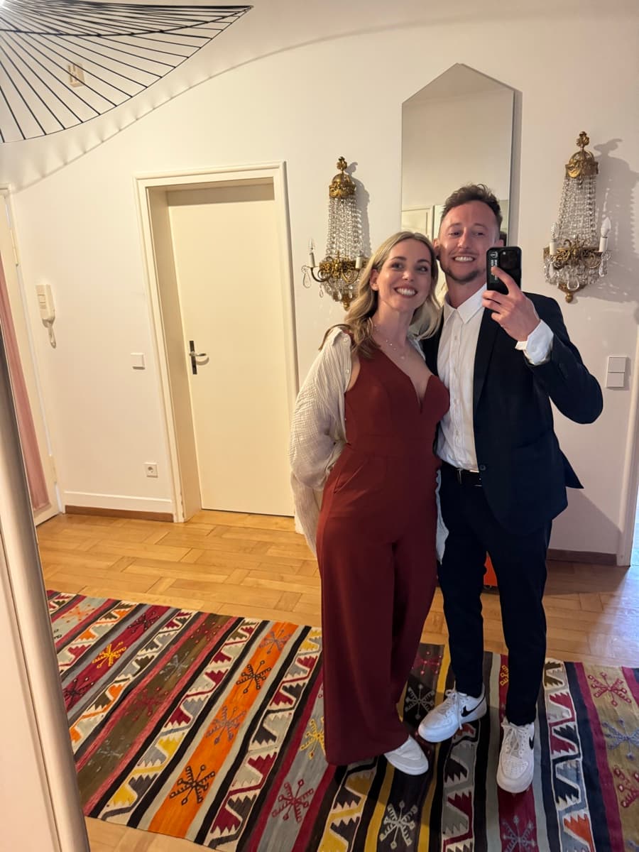 Robin und seine Partnerin im Spiegel